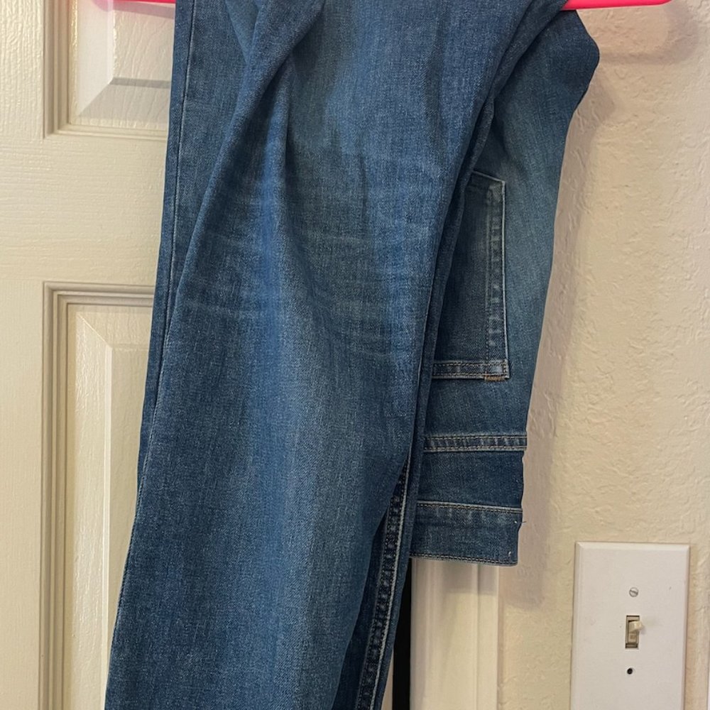 Everlane: Curvy Cheeky Straight Jean